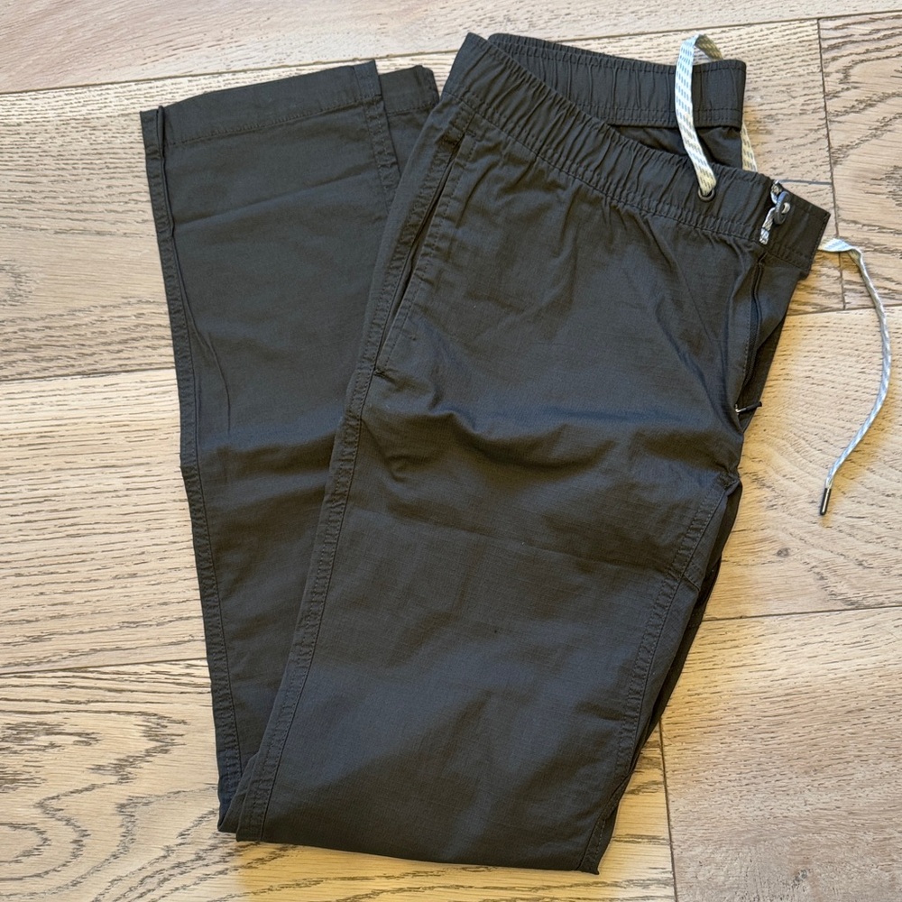 Vuori ripstop men’s pant in dark green, brand new